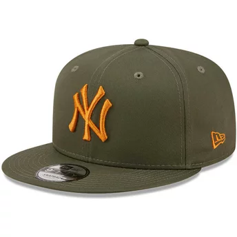 New Era Flat Brim Orange Logo 9FIFTY League Essential New York Yankees MLB Green Snapback Cap