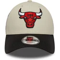 new-era-curved-brim-9forty-contrast-patch-chicago-bulls-nba-beige-and-black-adjustable-cap