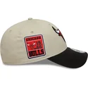 new-era-curved-brim-9forty-contrast-patch-chicago-bulls-nba-beige-and-black-adjustable-cap
