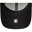 new-era-curved-brim-9forty-contrast-patch-chicago-bulls-nba-beige-and-black-adjustable-cap