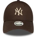 new-era-curved-brim-women-9forty-league-essential-new-york-yankees-mlb-brown-adjustable-cap-with-beige-logo