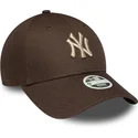 new-era-curved-brim-women-9forty-league-essential-new-york-yankees-mlb-brown-adjustable-cap-with-beige-logo