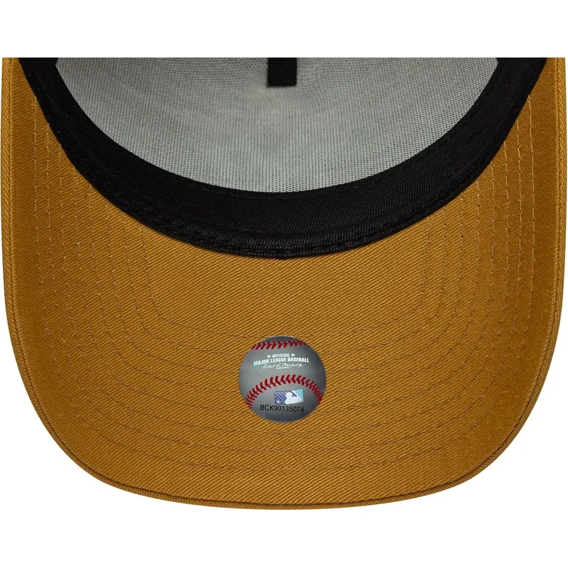 new-era-curved-brim-9forty-e-frame-league-essential-new-york-yankees-mlb-brown-snapback-cap